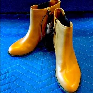 NWT Tan St. John’s Bay Women’s Memory Foam Booties in size 9